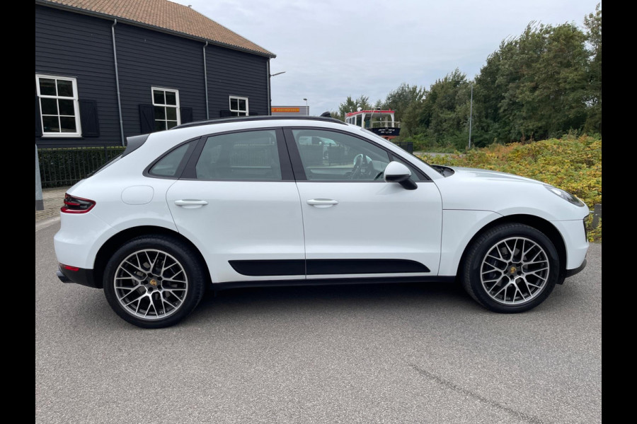 Porsche Macan 2.0 252PK Facelift /Panoramadak/Luchtvering/Led-Xenon/Camera/Electr-Trekhaak 1-Eigenaar Dealer-onderhouden Porsche Macan 2.0 252PK Facelift /Panoramadak/Luchtvering/Led-Xenon/Camera/Electr-Trekhaak 1-Eigenaar Dealer-onderhouden