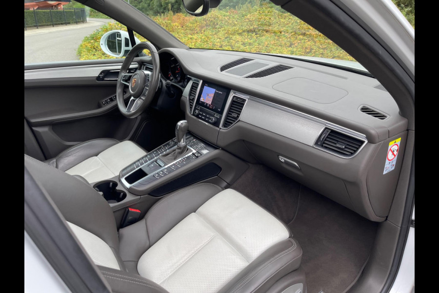 Porsche Macan 2.0 252PK Facelift /Panoramadak/Luchtvering/Led-Xenon/Camera/Electr-Trekhaak 1-Eigenaar Dealer-onderhouden Porsche Macan 2.0 252PK Facelift /Panoramadak/Luchtvering/Led-Xenon/Camera/Electr-Trekhaak 1-Eigenaar Dealer-onderhouden