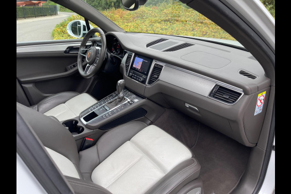 Porsche Macan 2.0 252PK Facelift /Panoramadak/Luchtvering/Led-Xenon/Camera/Electr-Trekhaak 1-Eigenaar Dealer-onderhouden Porsche Macan 2.0 252PK Facelift /Panoramadak/Luchtvering/Led-Xenon/Camera/Electr-Trekhaak 1-Eigenaar Dealer-onderhouden