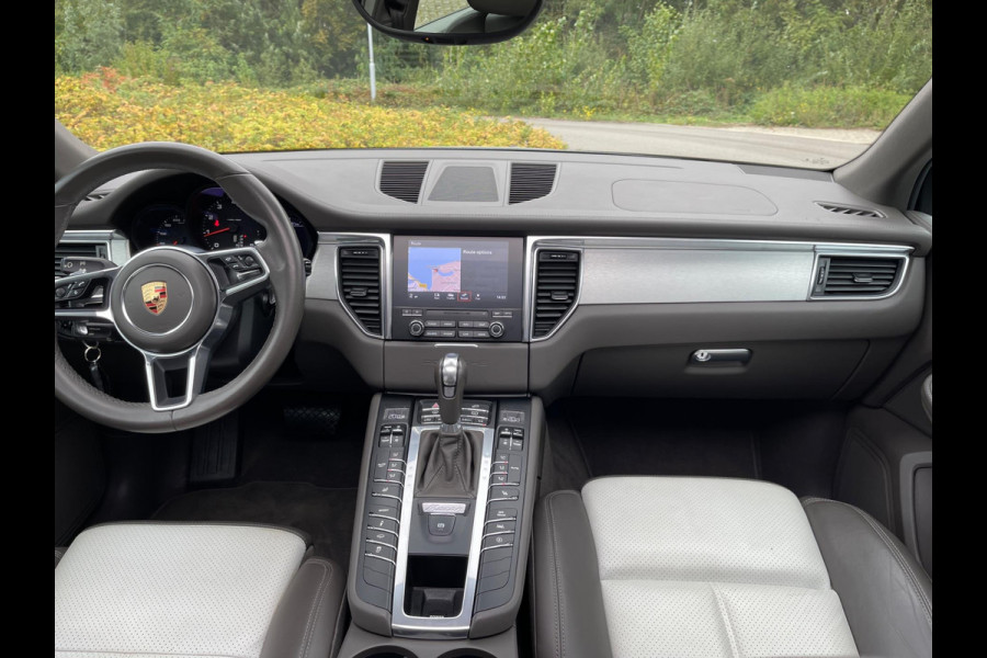 Porsche Macan 2.0 252PK Facelift /Panoramadak/Luchtvering/Led-Xenon/Camera/Electr-Trekhaak 1-Eigenaar Dealer-onderhouden Porsche Macan 2.0 252PK Facelift /Panoramadak/Luchtvering/Led-Xenon/Camera/Electr-Trekhaak 1-Eigenaar Dealer-onderhouden