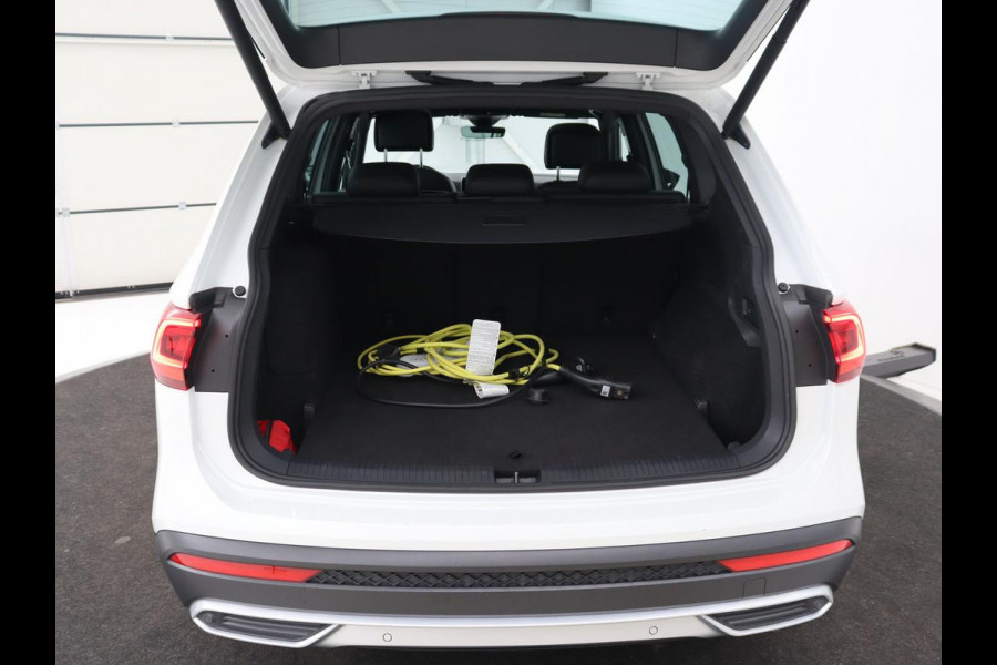Seat Tarraco 1.4 TSI e-Hybrid PHEV Xcellence | Panoramadak | Leder | Trekhaak | Stoel & achterbankverwarming | Adaptive cruise | Carplay | Camera | Digital Cockpit | Navigatie | Plug In
