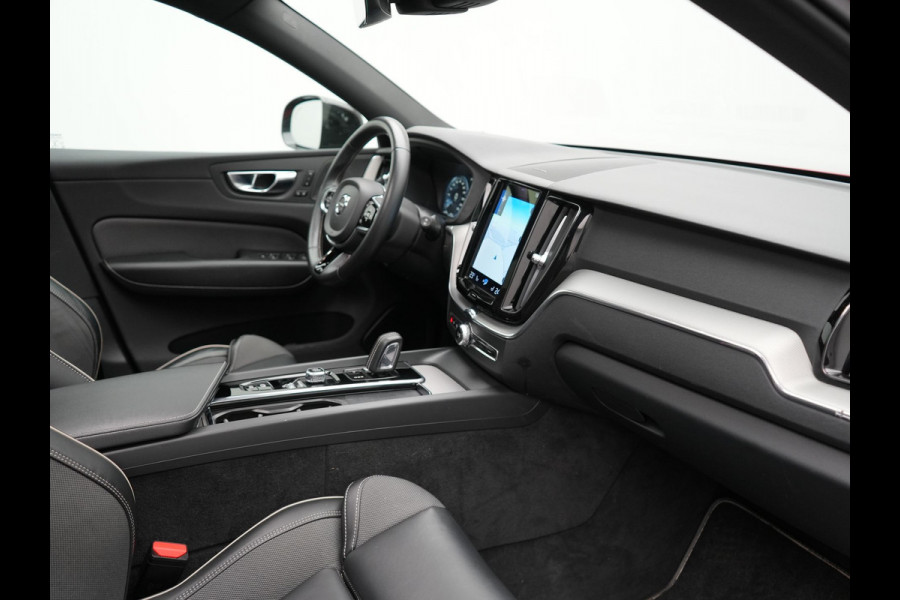 Volvo XC60 T6 AWD R-Design Plug In Hybrid 350pk Dealer O.H PHEV | Panodak | Adaptive Cruise | Head Up | 360 Camera | Harman Kardon Sound | Lederen Sportstoelen Memory & Verwarmd | Harman Kardon Sound | Apple Carplay | Keyless | Blis | Stuur Verwarmd