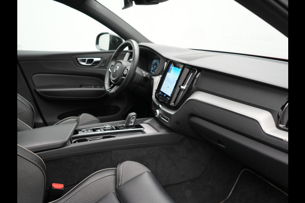 Volvo XC60 T6 AWD R-Design Plug In Hybrid 350pk Dealer O.H PHEV | Panodak | Adaptive Cruise | Head Up | 360 Camera | Harman Kardon Sound | Lederen Sportstoelen Memory & Verwarmd | Harman Kardon Sound | Apple Carplay | Keyless | Blis | Stuur Verwarmd