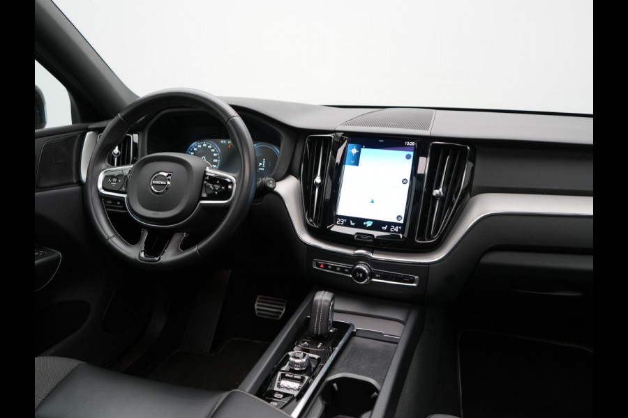 Volvo XC60 T6 AWD R-Design Plug In Hybrid 350pk Dealer O.H PHEV | Panodak | Adaptive Cruise | Head Up | 360 Camera | Harman Kardon Sound | Lederen Sportstoelen Memory & Verwarmd | Harman Kardon Sound | Apple Carplay | Keyless | Blis | Stuur Verwarmd