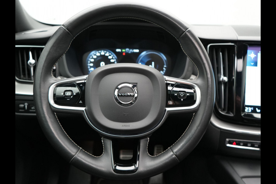 Volvo XC60 T6 AWD R-Design Plug In Hybrid 350pk Dealer O.H PHEV | Panodak | Adaptive Cruise | Head Up | 360 Camera | Harman Kardon Sound | Lederen Sportstoelen Memory & Verwarmd | Harman Kardon Sound | Apple Carplay | Keyless | Blis | Stuur Verwarmd