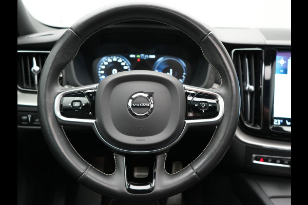 Volvo XC60 T6 AWD R-Design Plug In Hybrid 350pk Dealer O.H PHEV | Panodak | Adaptive Cruise | Head Up | 360 Camera | Harman Kardon Sound | Lederen Sportstoelen Memory & Verwarmd | Harman Kardon Sound | Apple Carplay | Keyless | Blis | Stuur Verwarmd