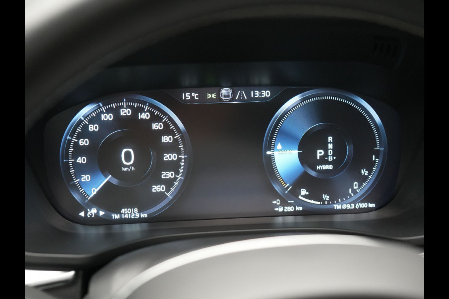 Volvo XC60 T6 AWD R-Design Plug In Hybrid 350pk Dealer O.H PHEV | Panodak | Adaptive Cruise | Head Up | 360 Camera | Harman Kardon Sound | Lederen Sportstoelen Memory & Verwarmd | Harman Kardon Sound | Apple Carplay | Keyless | Blis | Stuur Verwarmd