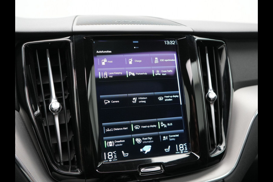 Volvo XC60 T6 AWD R-Design Plug In Hybrid 350pk Dealer O.H PHEV | Panodak | Adaptive Cruise | Head Up | 360 Camera | Harman Kardon Sound | Lederen Sportstoelen Memory & Verwarmd | Harman Kardon Sound | Apple Carplay | Keyless | Blis | Stuur Verwarmd
