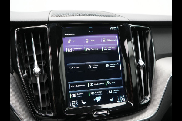 Volvo XC60 T6 AWD R-Design Plug In Hybrid 350pk Dealer O.H PHEV | Panodak | Adaptive Cruise | Head Up | 360 Camera | Harman Kardon Sound | Lederen Sportstoelen Memory & Verwarmd | Harman Kardon Sound | Apple Carplay | Keyless | Blis | Stuur Verwarmd