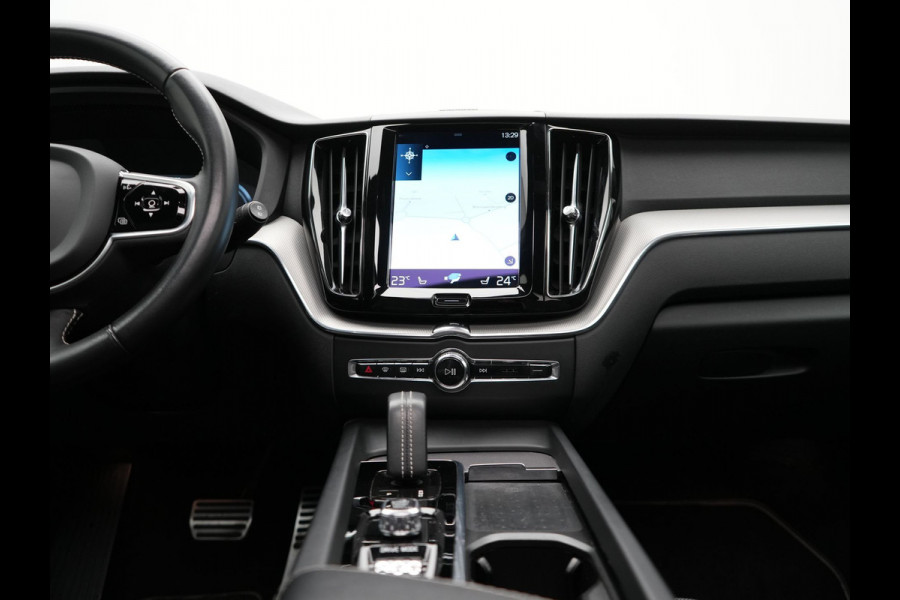 Volvo XC60 T6 AWD R-Design Plug In Hybrid 350pk Dealer O.H PHEV | Panodak | Adaptive Cruise | Head Up | 360 Camera | Harman Kardon Sound | Lederen Sportstoelen Memory & Verwarmd | Harman Kardon Sound | Apple Carplay | Keyless | Blis | Stuur Verwarmd
