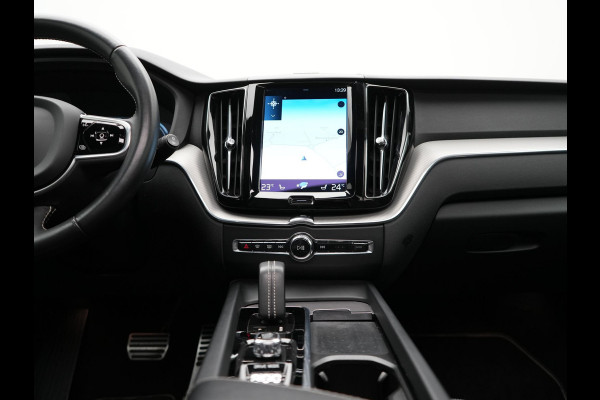 Volvo XC60 T6 AWD R-Design Plug In Hybrid 350pk Dealer O.H PHEV | Panodak | Adaptive Cruise | Head Up | 360 Camera | Harman Kardon Sound | Lederen Sportstoelen Memory & Verwarmd | Harman Kardon Sound | Apple Carplay | Keyless | Blis | Stuur Verwarmd