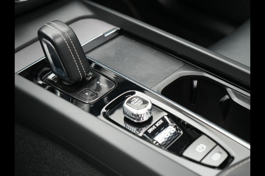Volvo XC60 T6 AWD R-Design Plug In Hybrid 350pk Dealer O.H PHEV | Panodak | Adaptive Cruise | Head Up | 360 Camera | Harman Kardon Sound | Lederen Sportstoelen Memory & Verwarmd | Harman Kardon Sound | Apple Carplay | Keyless | Blis | Stuur Verwarmd