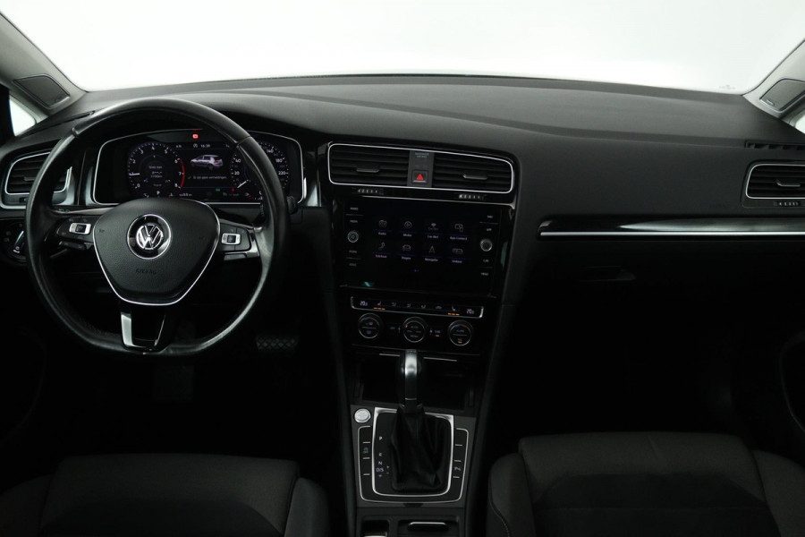 Volkswagen Golf 1.5 TSI Highline (PANORAMADAK, DIGITALE COCKPIT, CAMERA, STOELVERWARMING, NAVIGATIE, CARPLAY, NL-AUTO)
