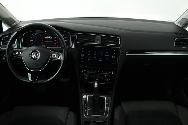 Volkswagen Golf 1.5 TSI Highline (PANORAMADAK, DIGITALE COCKPIT, CAMERA, STOELVERWARMING, NAVIGATIE, CARPLAY, NL-AUTO)