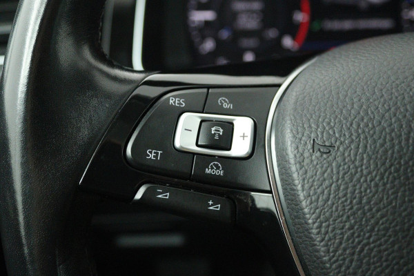 Volkswagen Golf 1.5 TSI Highline (PANORAMADAK, DIGITALE COCKPIT, CAMERA, STOELVERWARMING, NAVIGATIE, CARPLAY, NL-AUTO)