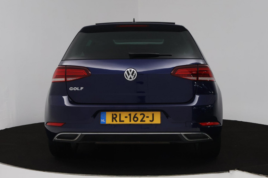Volkswagen Golf 1.5 TSI Highline (PANORAMADAK, DIGITALE COCKPIT, CAMERA, STOELVERWARMING, NAVIGATIE, CARPLAY, NL-AUTO)