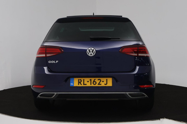 Volkswagen Golf 1.5 TSI Highline (PANORAMADAK, DIGITALE COCKPIT, CAMERA, STOELVERWARMING, NAVIGATIE, CARPLAY, NL-AUTO)