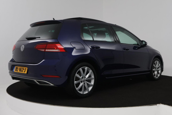 Volkswagen Golf 1.5 TSI Highline (PANORAMADAK, DIGITALE COCKPIT, CAMERA, STOELVERWARMING, NAVIGATIE, CARPLAY, NL-AUTO)
