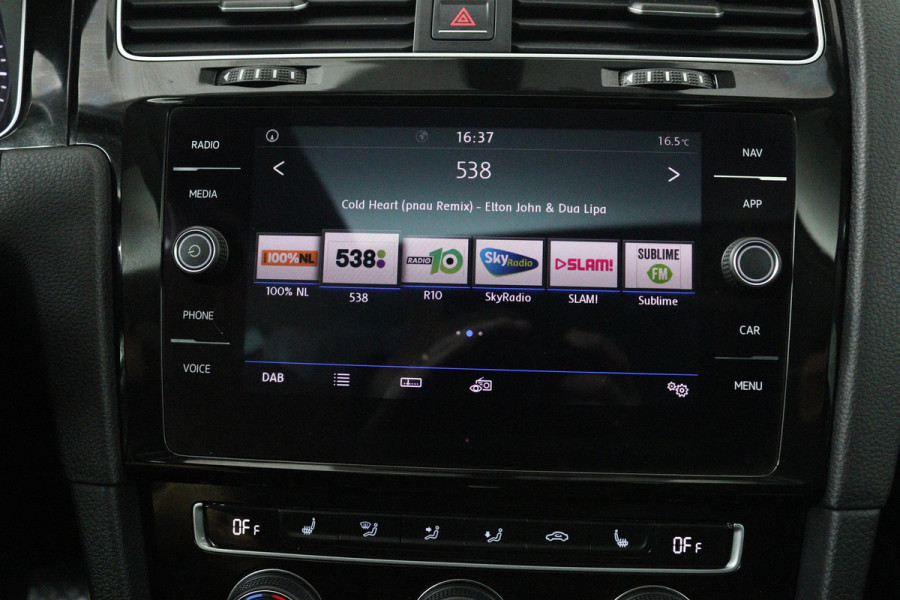 Volkswagen Golf 1.5 TSI Highline (PANORAMADAK, DIGITALE COCKPIT, CAMERA, STOELVERWARMING, NAVIGATIE, CARPLAY, NL-AUTO)