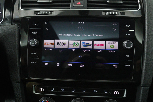 Volkswagen Golf 1.5 TSI Highline (PANORAMADAK, DIGITALE COCKPIT, CAMERA, STOELVERWARMING, NAVIGATIE, CARPLAY, NL-AUTO)