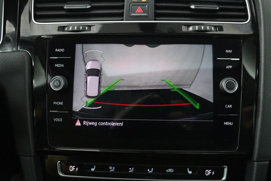 Volkswagen Golf 1.5 TSI Highline (PANORAMADAK, DIGITALE COCKPIT, CAMERA, STOELVERWARMING, NAVIGATIE, CARPLAY, NL-AUTO)