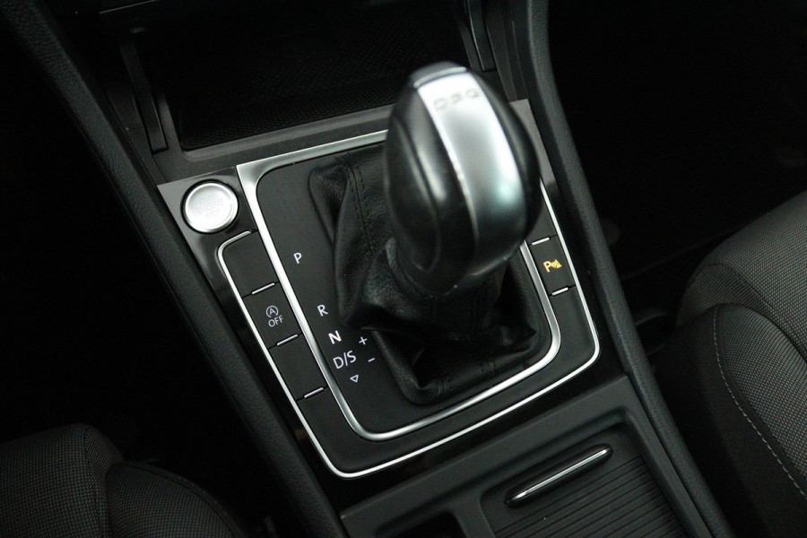 Volkswagen Golf 1.5 TSI Highline (PANORAMADAK, DIGITALE COCKPIT, CAMERA, STOELVERWARMING, NAVIGATIE, CARPLAY, NL-AUTO)