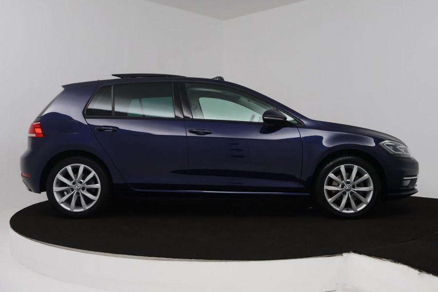Volkswagen Golf 1.5 TSI Highline (PANORAMADAK, DIGITALE COCKPIT, CAMERA, STOELVERWARMING, NAVIGATIE, CARPLAY, NL-AUTO)