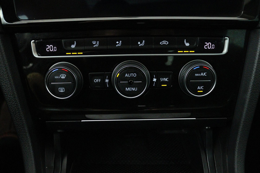 Volkswagen Golf 1.5 TSI Highline (PANORAMADAK, DIGITALE COCKPIT, CAMERA, STOELVERWARMING, NAVIGATIE, CARPLAY, NL-AUTO)