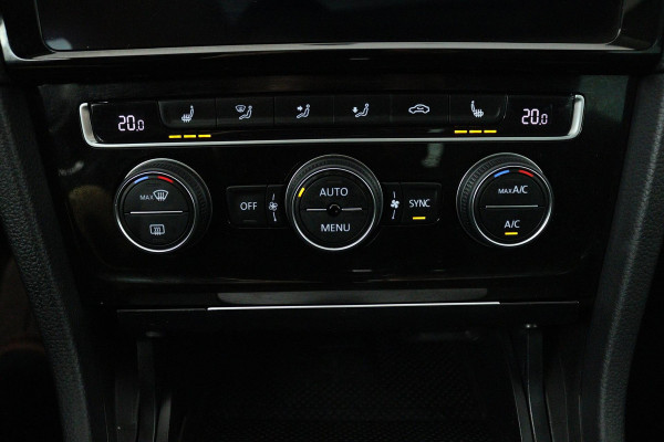 Volkswagen Golf 1.5 TSI Highline (PANORAMADAK, DIGITALE COCKPIT, CAMERA, STOELVERWARMING, NAVIGATIE, CARPLAY, NL-AUTO)