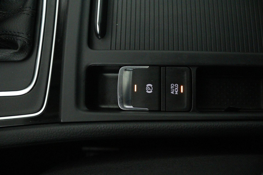 Volkswagen Golf 1.5 TSI Highline (PANORAMADAK, DIGITALE COCKPIT, CAMERA, STOELVERWARMING, NAVIGATIE, CARPLAY, NL-AUTO)