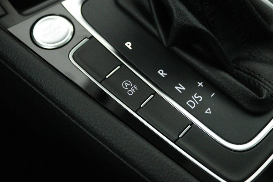 Volkswagen Golf 1.5 TSI Highline (PANORAMADAK, DIGITALE COCKPIT, CAMERA, STOELVERWARMING, NAVIGATIE, CARPLAY, NL-AUTO)