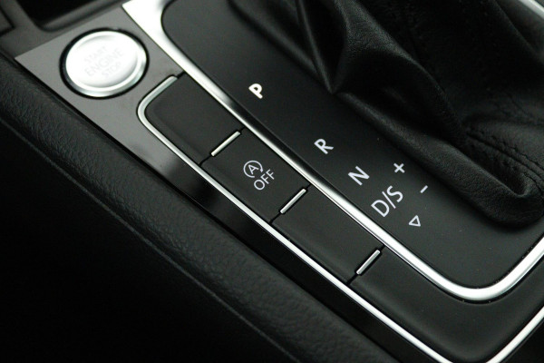 Volkswagen Golf 1.5 TSI Highline (PANORAMADAK, DIGITALE COCKPIT, CAMERA, STOELVERWARMING, NAVIGATIE, CARPLAY, NL-AUTO)