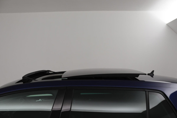 Volkswagen Golf 1.5 TSI Highline (PANORAMADAK, DIGITALE COCKPIT, CAMERA, STOELVERWARMING, NAVIGATIE, CARPLAY, NL-AUTO)