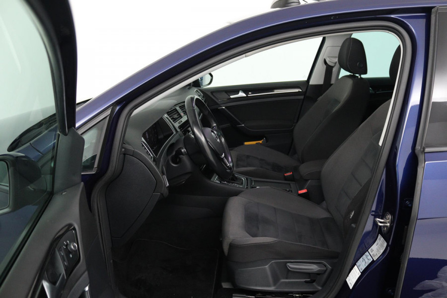 Volkswagen Golf 1.5 TSI Highline (PANORAMADAK, DIGITALE COCKPIT, CAMERA, STOELVERWARMING, NAVIGATIE, CARPLAY, NL-AUTO)
