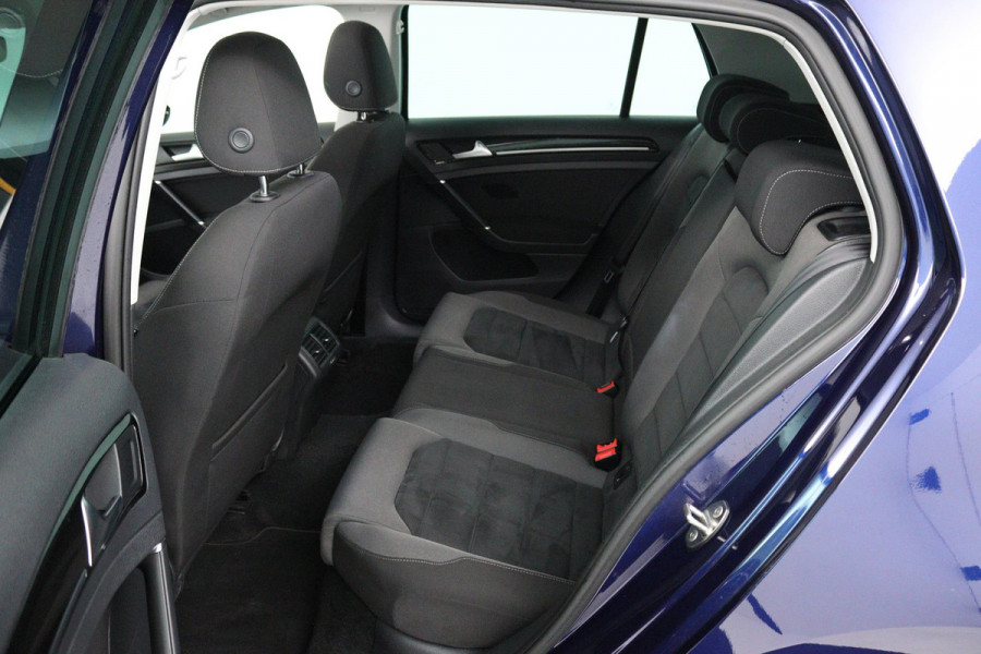 Volkswagen Golf 1.5 TSI Highline (PANORAMADAK, DIGITALE COCKPIT, CAMERA, STOELVERWARMING, NAVIGATIE, CARPLAY, NL-AUTO)