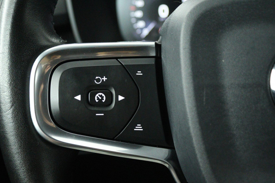 Volvo XC40 1.5 T3 Momentum Pro (TREKHAAK, H&K AUDIO, STOELVERWARMING, AUTOMAAT, ACHTERUITRIJCAMERA, PARKEERSENSOREN) Volvo XC40 1.5 T3 Momentum Pro (TREKHAAK, H&K AUDIO, STOELVERWARMING, AUTOMAAT, ACHTERUITRIJCAMERA, PARKEERSENSOREN)