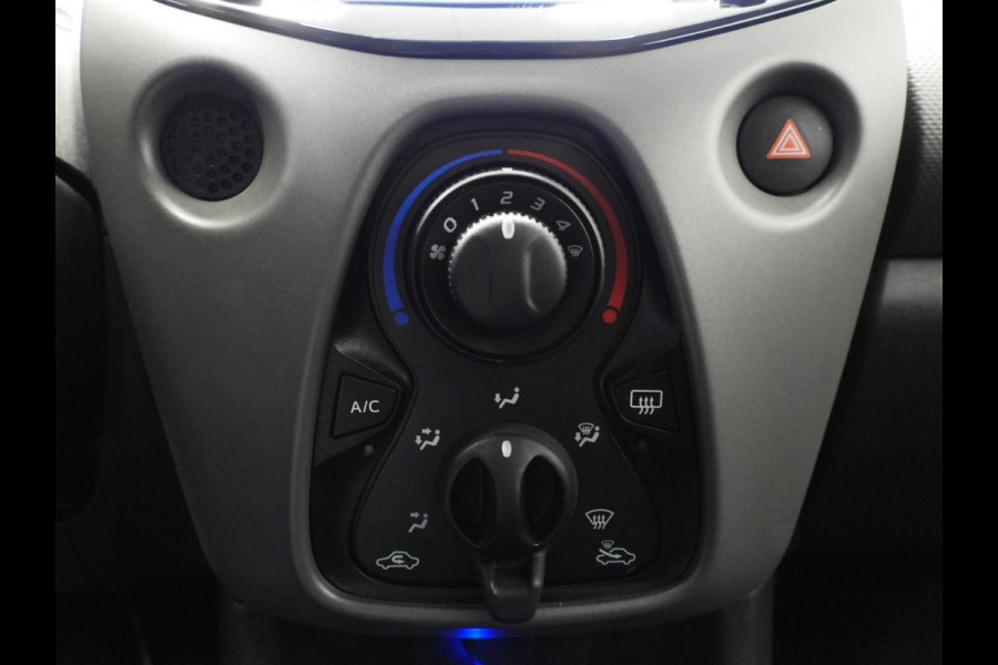 Peugeot 108 1.0 e-VTi Dynamic Techno NAVI-APP/CAMERA/AIRCO/BLUETOOTH! Peugeot 108 1.0 e-VTi Dynamic Techno NAVI-APP/CAMERA/AIRCO/BLUETOOTH!