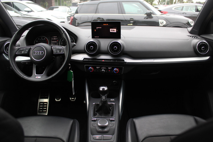 Audi Q2 30 TFSI Sport 3x S-line / Trekhaak / Navigatie / Parkeerhulp achter / 17'' / Getint glas / Cruise Control