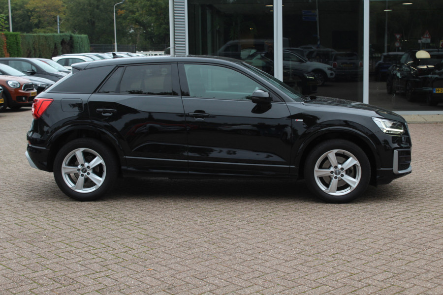 Audi Q2 30 TFSI Sport 3x S-line / Trekhaak / Navigatie / Parkeerhulp achter / 17'' / Getint glas / Cruise Control