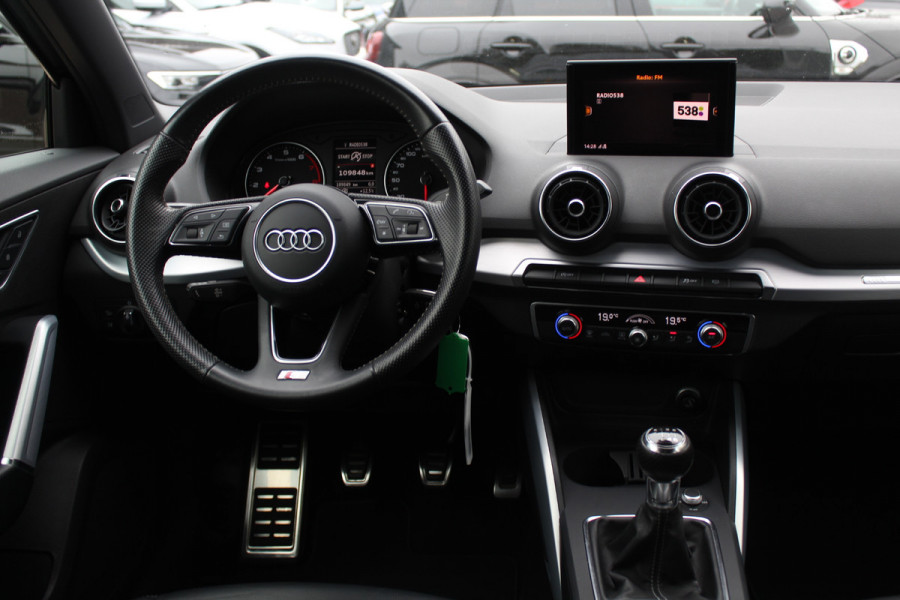 Audi Q2 30 TFSI Sport 3x S-line / Trekhaak / Navigatie / Parkeerhulp achter / 17'' / Getint glas / Cruise Control