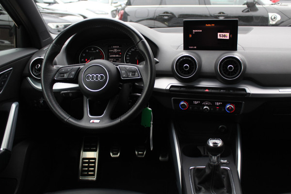 Audi Q2 30 TFSI Sport 3x S-line / Trekhaak / Navigatie / Parkeerhulp achter / 17'' / Getint glas / Cruise Control