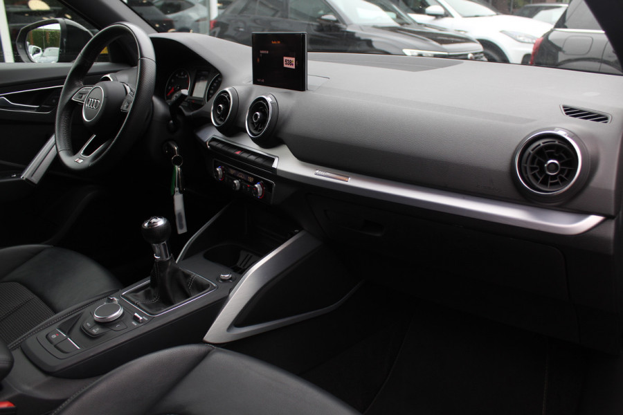Audi Q2 30 TFSI Sport 3x S-line / Trekhaak / Navigatie / Parkeerhulp achter / 17'' / Getint glas / Cruise Control