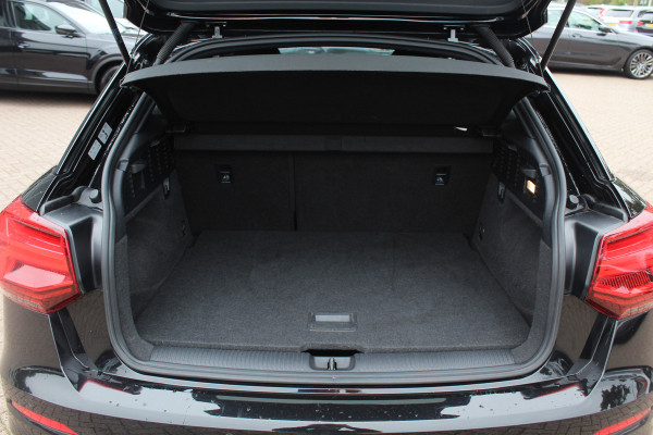 Audi Q2 30 TFSI Sport 3x S-line / Trekhaak / Navigatie / Parkeerhulp achter / 17'' / Getint glas / Cruise Control