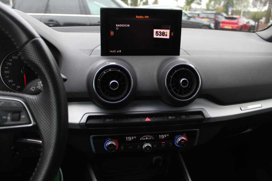 Audi Q2 30 TFSI Sport 3x S-line / Trekhaak / Navigatie / Parkeerhulp achter / 17'' / Getint glas / Cruise Control