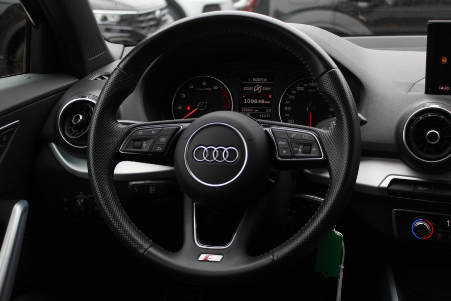 Audi Q2 30 TFSI Sport 3x S-line / Trekhaak / Navigatie / Parkeerhulp achter / 17'' / Getint glas / Cruise Control