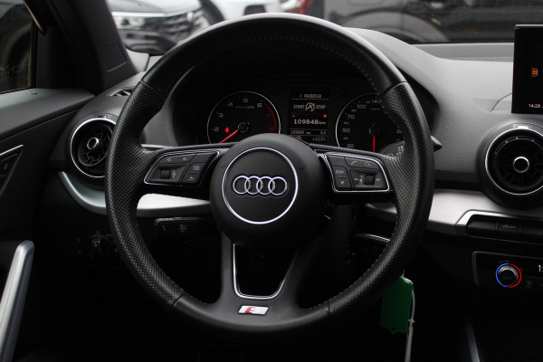 Audi Q2 30 TFSI Sport 3x S-line / Trekhaak / Navigatie / Parkeerhulp achter / 17'' / Getint glas / Cruise Control