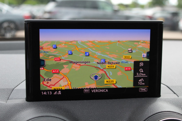 Audi Q2 30 TFSI Sport 3x S-line / Trekhaak / Navigatie / Parkeerhulp achter / 17'' / Getint glas / Cruise Control