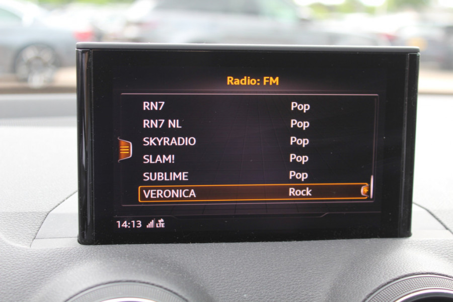 Audi Q2 30 TFSI Sport 3x S-line / Trekhaak / Navigatie / Parkeerhulp achter / 17'' / Getint glas / Cruise Control