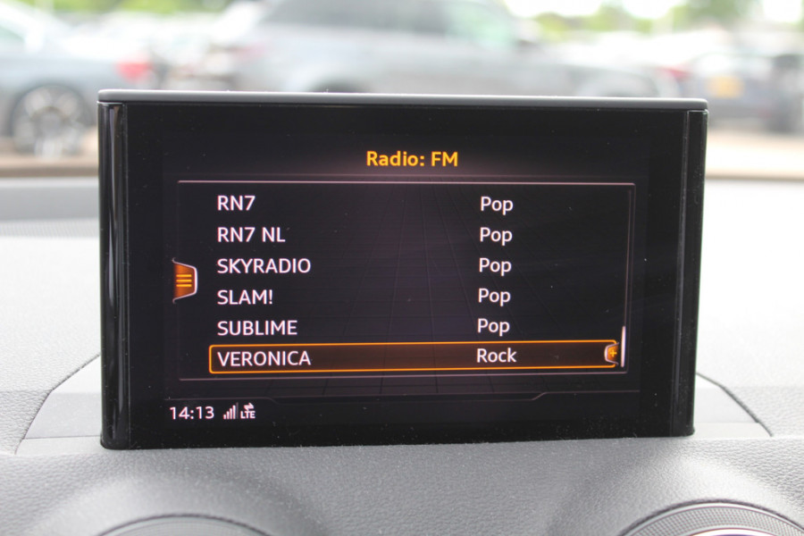 Audi Q2 30 TFSI Sport 3x S-line / Trekhaak / Navigatie / Parkeerhulp achter / 17'' / Getint glas / Cruise Control