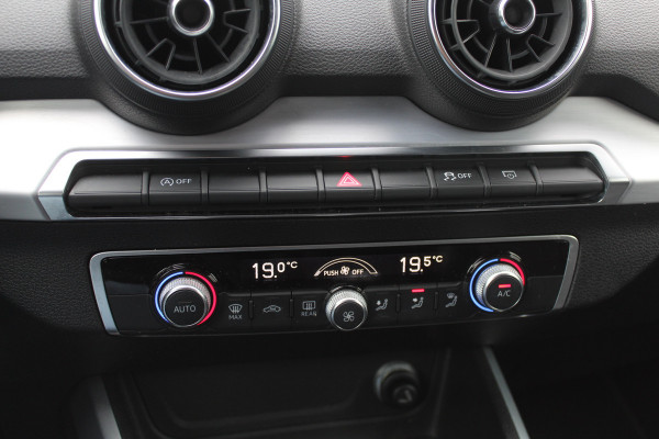 Audi Q2 30 TFSI Sport 3x S-line / Trekhaak / Navigatie / Parkeerhulp achter / 17'' / Getint glas / Cruise Control